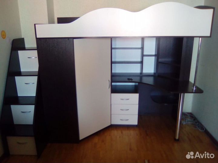 Кровать-чердак с угловым столом и шкафом