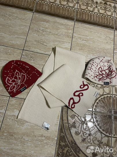 Reebok комплект две шапки и шарф