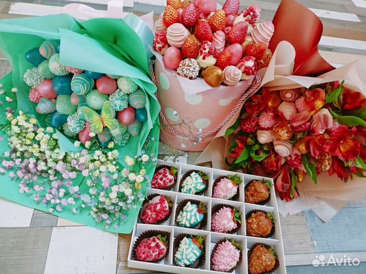 Клубничные букеты с цветами и без