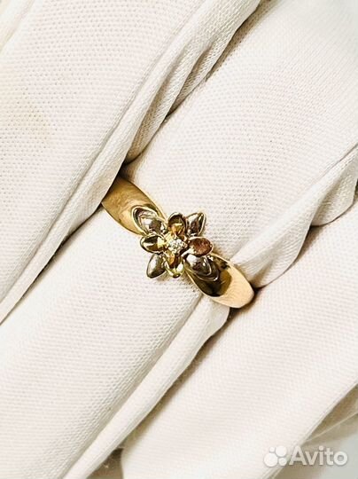 Кольцо с синтетическим камнем Золото