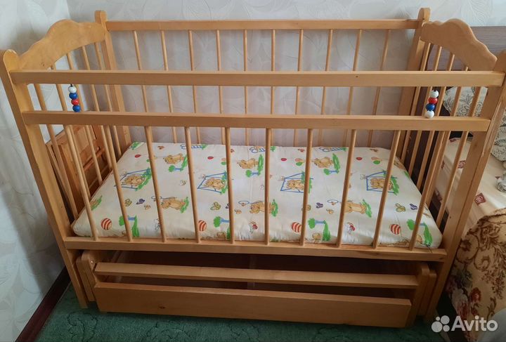 Детская кроватка с маятником и дополн.матрасом