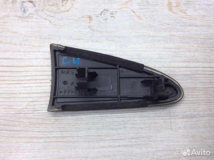 Накладка декоративная левая Mitsubishi Outlander