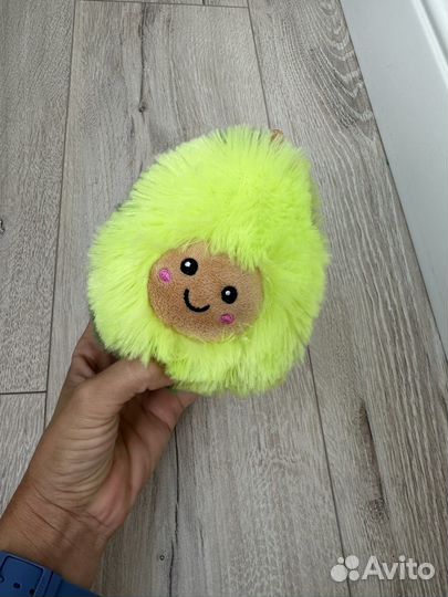 Мягкие игрушки (акула и авокадо)