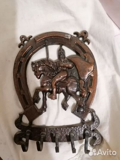 Ключница настенная металлическая