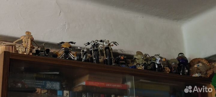 Коллекция игрушечных мотоциклов