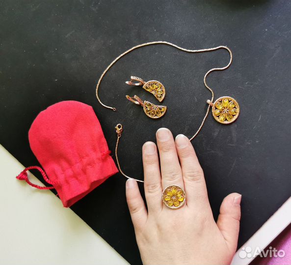 Комплект украшений. Серебро и янтарь