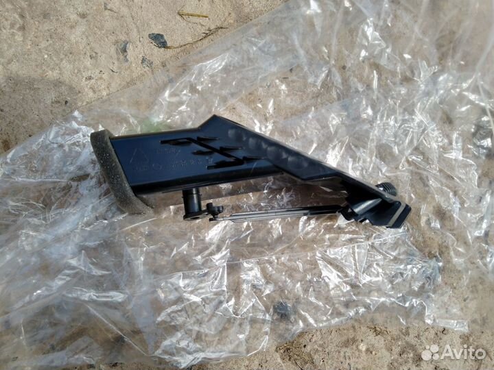 Дефлектор воздушный центральный Мерседес Бенц