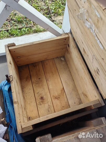 Деревянные ящики на замках