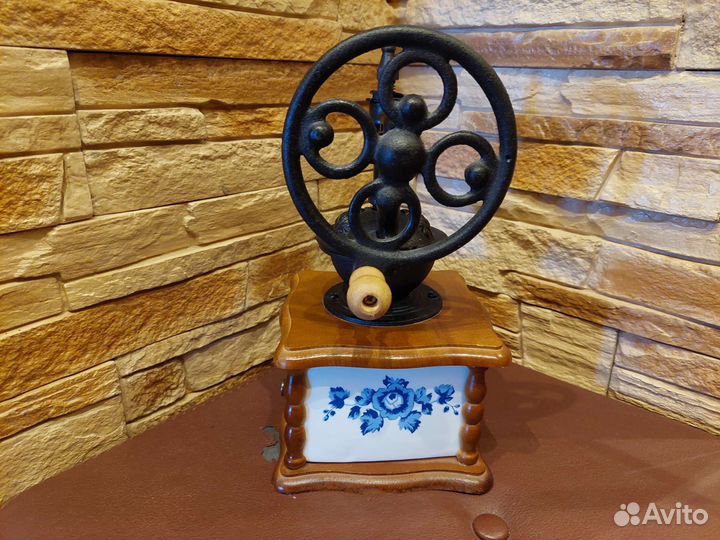 Винтажная ручная кофемолка