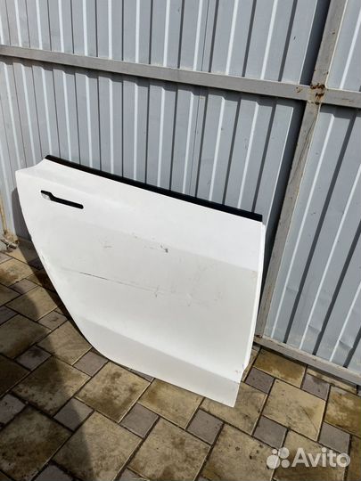 Задняя правая дверь Tesla Model 3