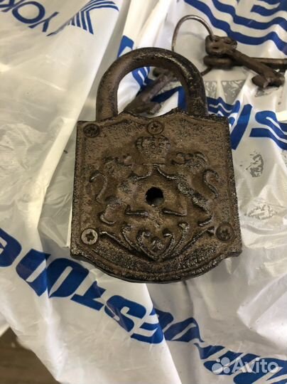 Навесной замок старинный