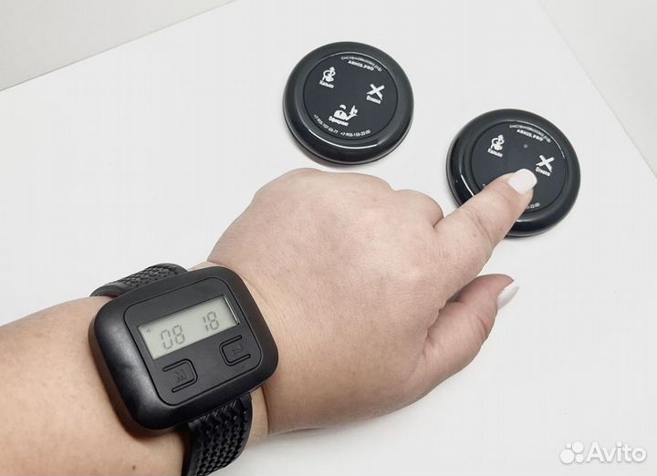 Часы и кнопки вызова официанта в ассортименте