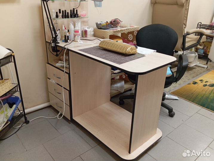 Маникюрный стол бу