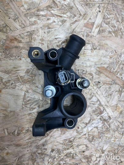 Фланец (тройник) системы охлаждения Ford Focus 3 1