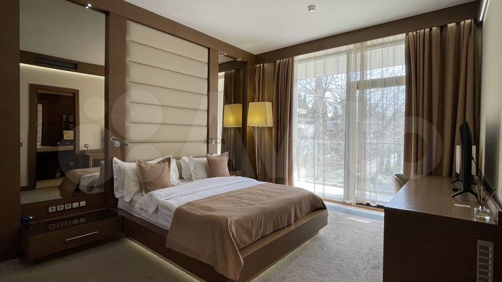 Дом 680 м² на участке 8,5 сот.