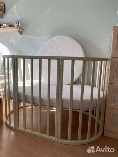 Детская кроватка с маятником