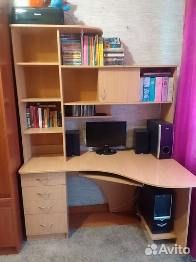 Компьютерный стол и шкаф