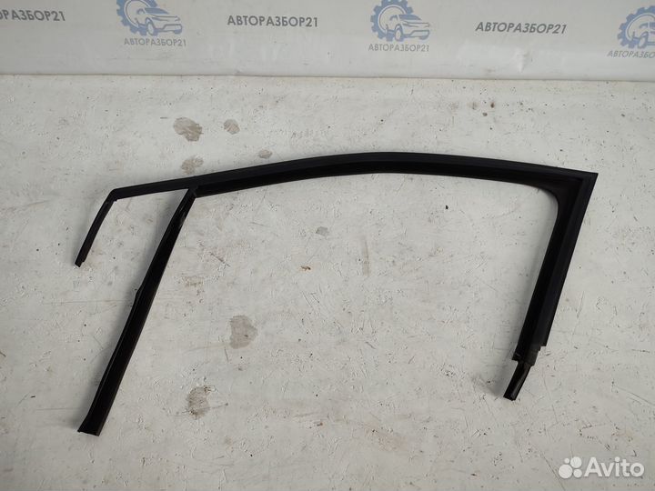 Уплотнитель стекла двери задний левый Volkswagen