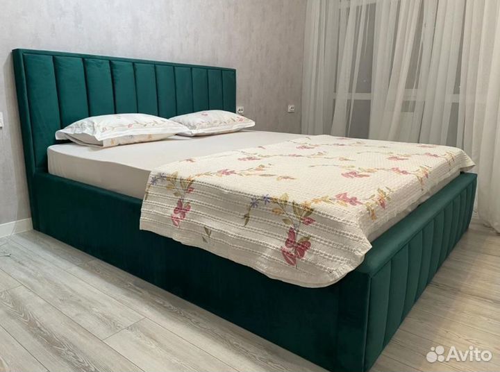 Кровать с мягким изголовьем