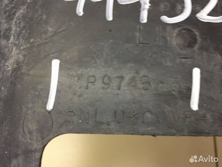 Пыльник двигателя боковой левый Mitsubishi Airtrek