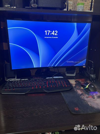 Игровой компьютер с монитором и клавиатурой