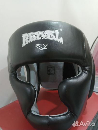 Боксерские перчатки и шлем