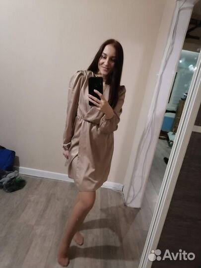 Любая. Хостес, менеджер, кассир, официант