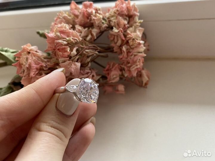 Серябряное кольцо с камнем