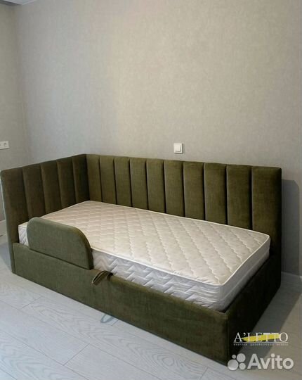 Детская кровать с подъемным механизмом