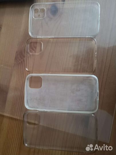 Чехлы различной прозрачности на iPhone 11