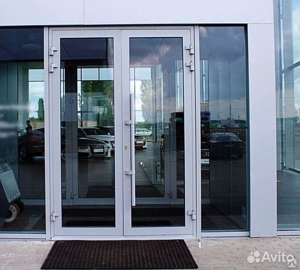 Дверь алюминиевая