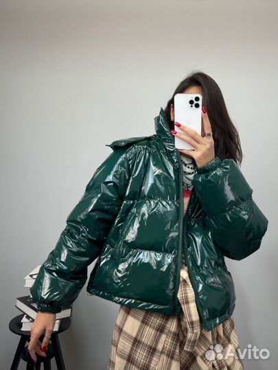 Короткая лакированная курка демисезонная