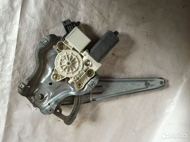 Стеклоподъемник задней двери Тойота Авенсис