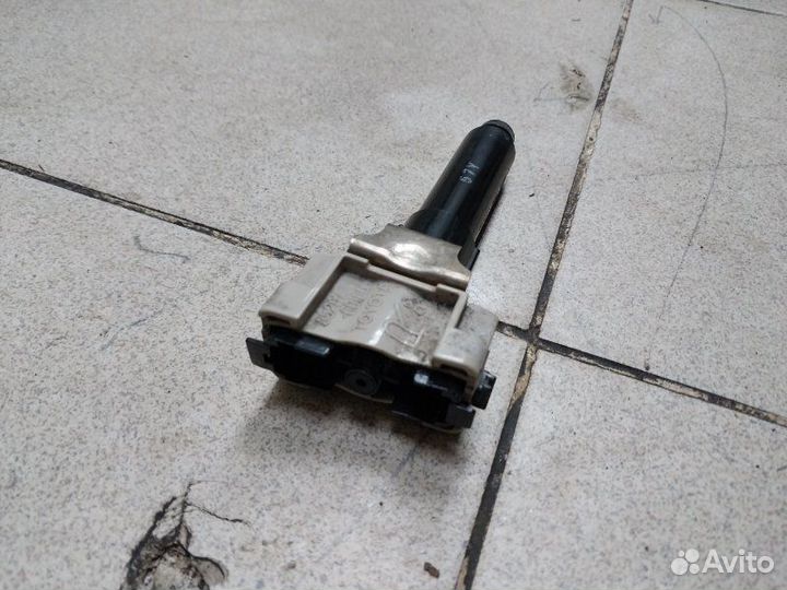 Форсунка омывателя фар передняя правая Toyota Land