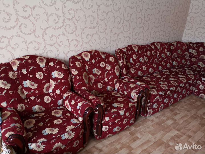 Диван угловой и 2 кресла
