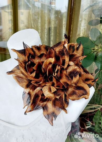 Брошь из ткани Лео