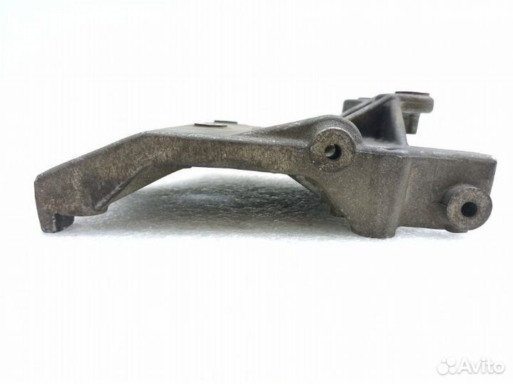 Кронштейн компрессора кондиционера Mitsubishi