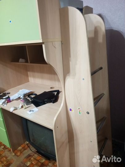 Детский уголок с кроватью и столом