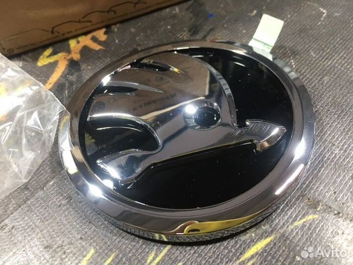 Эмблема Skoda Octavia 5E3 2007