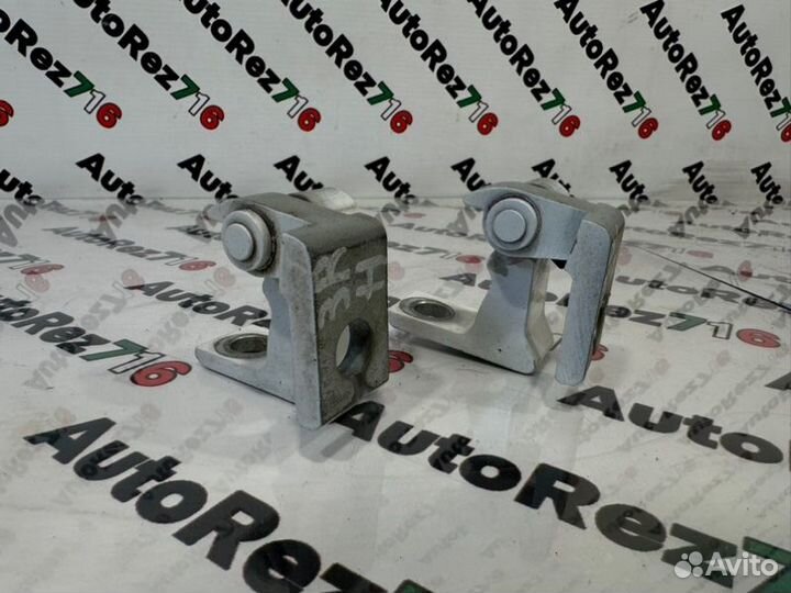 Петля двери задняя правая Volkswagen Polo 5