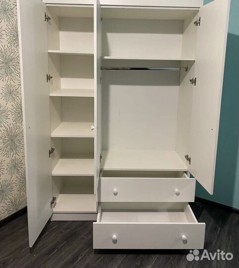 Шкаф детский трехдверный