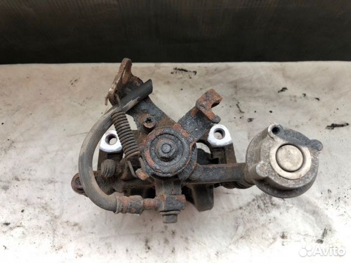 Суппорт тормозной задний левый Opel Astra J GTC