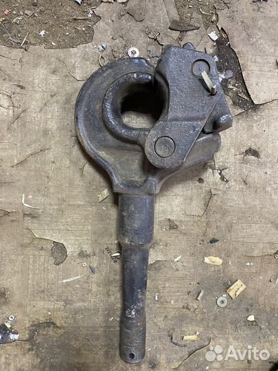 Буксировочный крюк