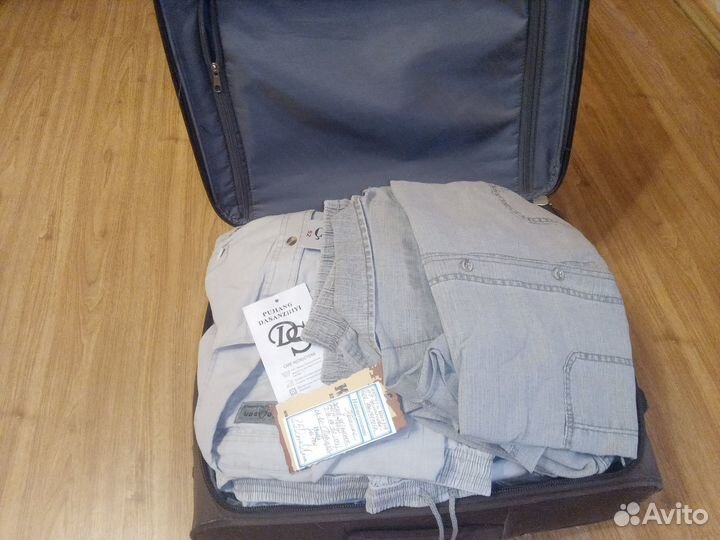 Мужская одежда новая вместе с чемоданом