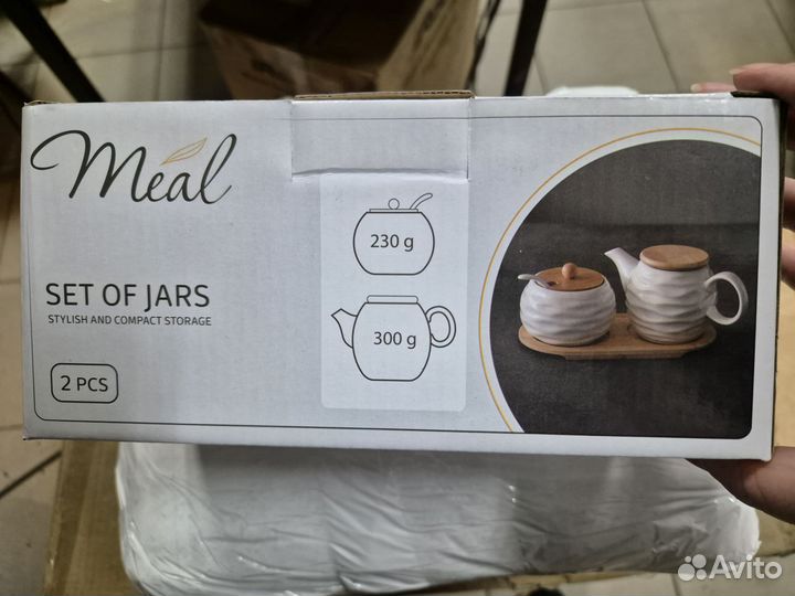 Чайник и сахарница на подставке