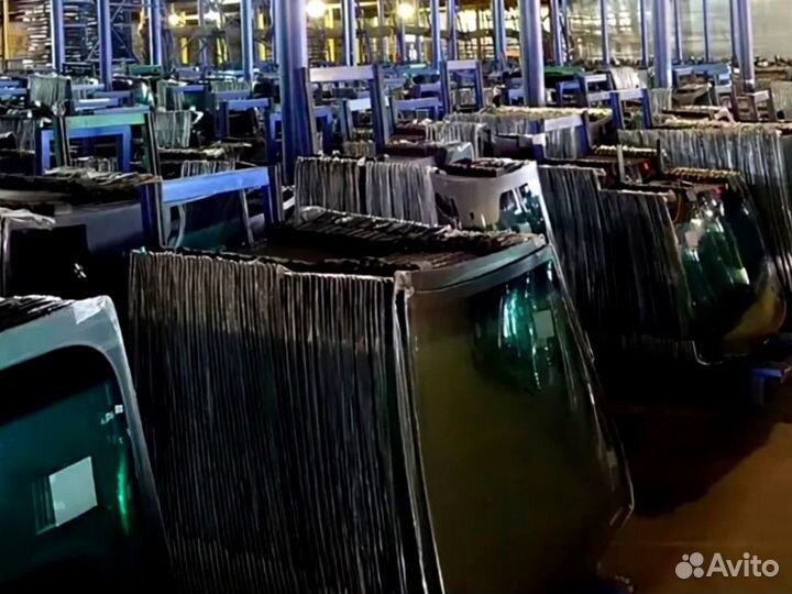 Стекло дверное левое верхнее John Deere