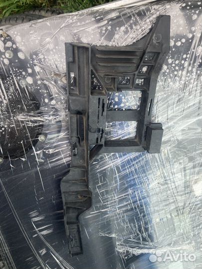 Правый кронштейн переднего бампера mercedes w212