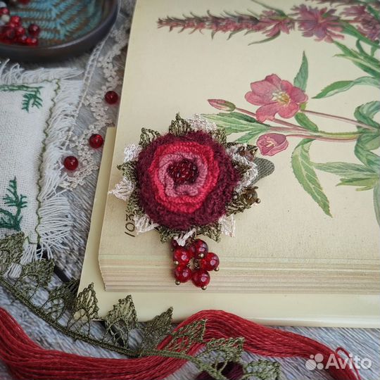 Брошь вышитая 