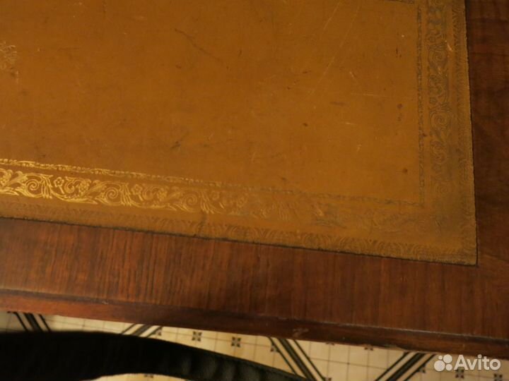 Антикварное ореховое бюро с бронзовыми накладка
