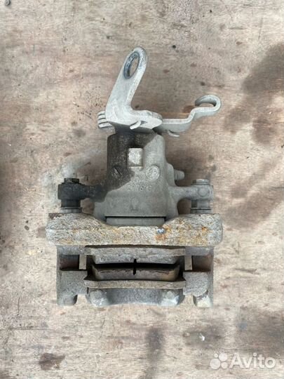 Суппорт тормозной задний Skoda Octavia A7